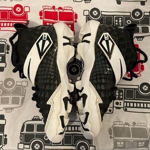 NIKE BLACK & WHITE TROUT FASTFLEX BASEBALL CLEATS BOYS SIZE 13